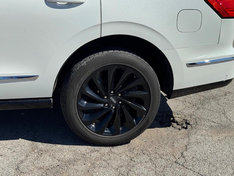 Lincoln Navigator Vehicle Full-screen Gallery Image 10