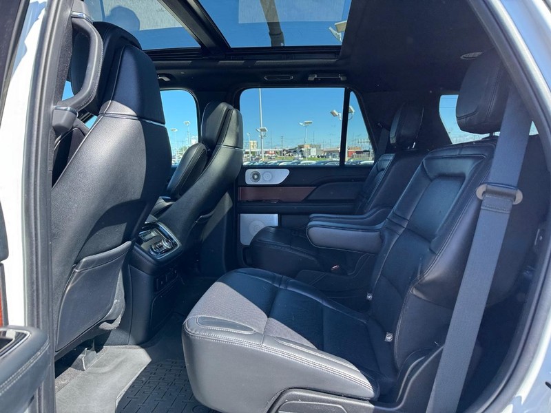 Lincoln Navigator Vehicle Full-screen Gallery Image 11