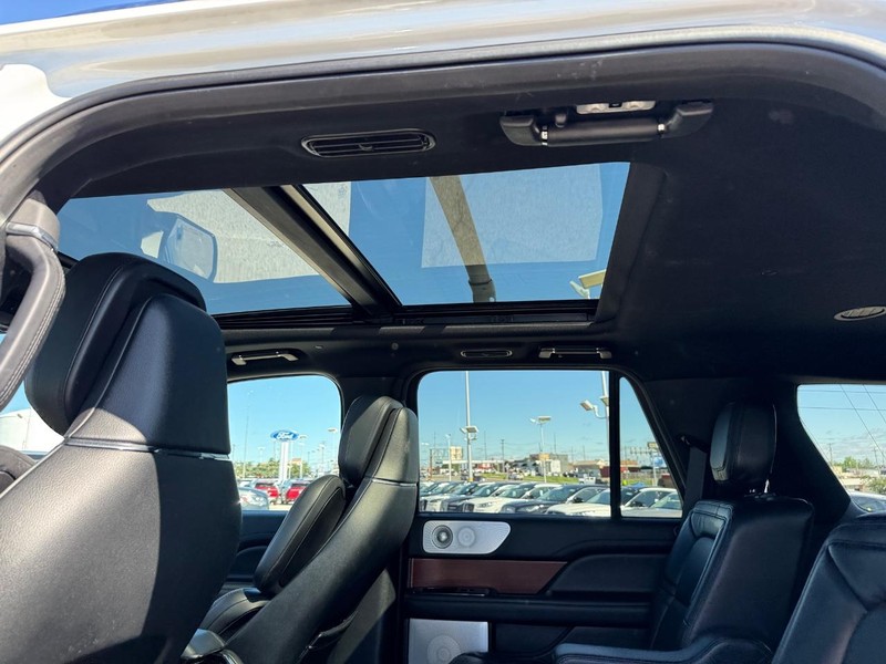 Lincoln Navigator Vehicle Full-screen Gallery Image 12