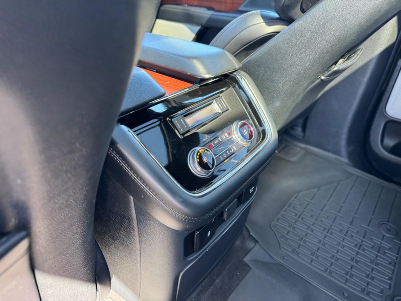 Lincoln Navigator Vehicle Full-screen Gallery Image 13