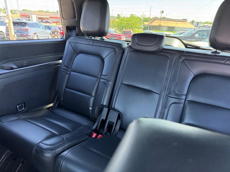 Lincoln Navigator Vehicle Full-screen Gallery Image 14