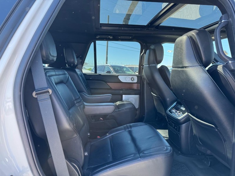 Lincoln Navigator Vehicle Full-screen Gallery Image 15