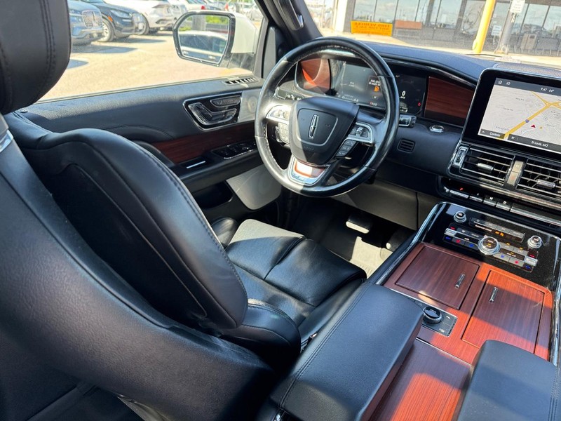 Lincoln Navigator Vehicle Full-screen Gallery Image 16