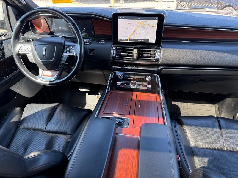 Lincoln Navigator Vehicle Full-screen Gallery Image 17