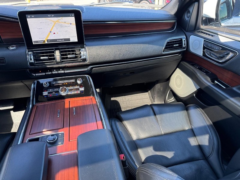 Lincoln Navigator Vehicle Full-screen Gallery Image 18