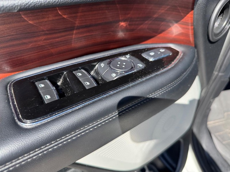 Lincoln Navigator Vehicle Full-screen Gallery Image 20