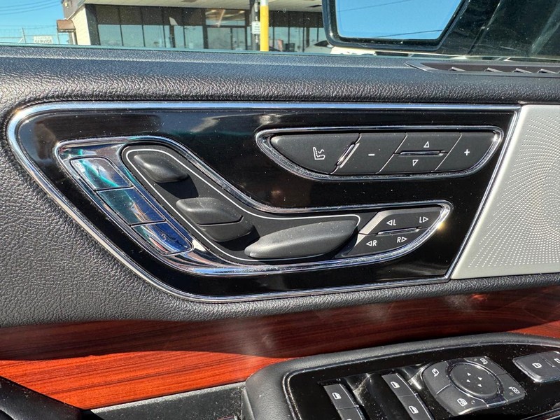 Lincoln Navigator Vehicle Full-screen Gallery Image 21