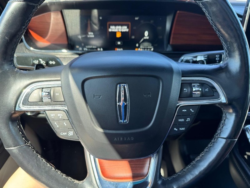Lincoln Navigator Vehicle Full-screen Gallery Image 22