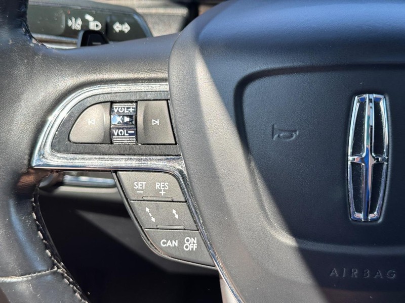 Lincoln Navigator Vehicle Full-screen Gallery Image 23