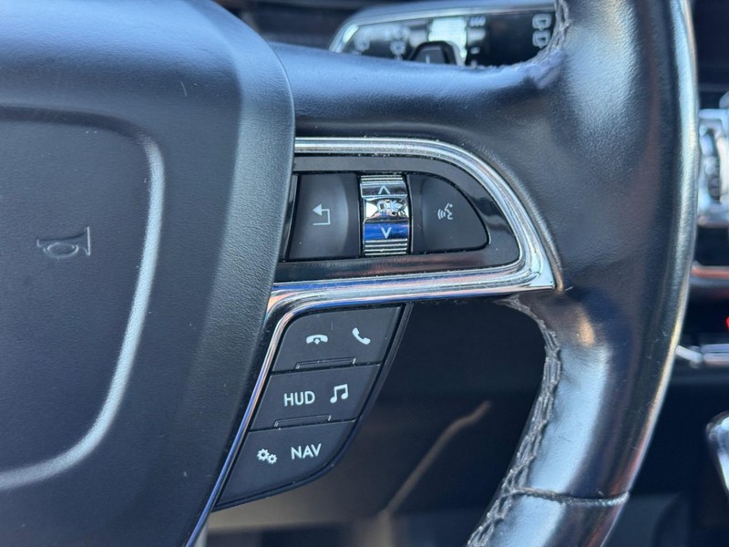 Lincoln Navigator Vehicle Full-screen Gallery Image 24