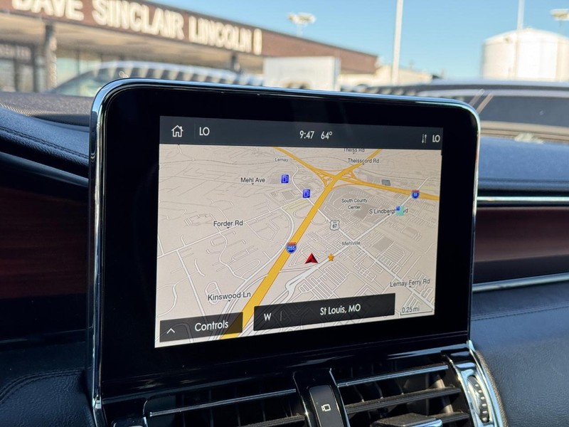 Lincoln Navigator Vehicle Full-screen Gallery Image 25