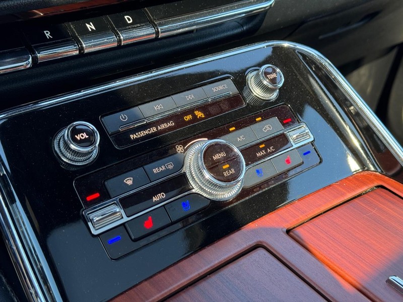 Lincoln Navigator Vehicle Full-screen Gallery Image 26