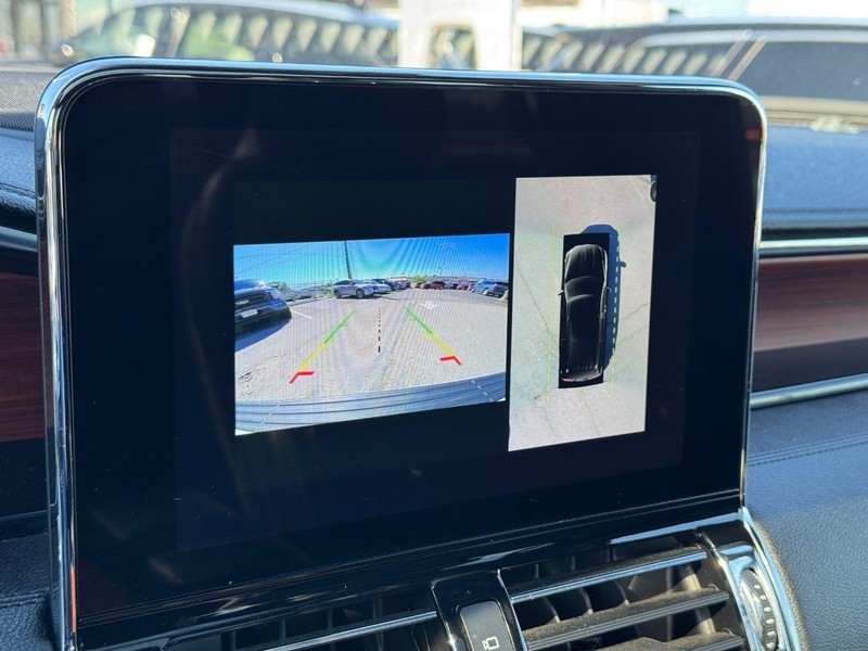 Lincoln Navigator Vehicle Full-screen Gallery Image 27