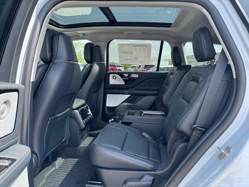 Lincoln Aviator Vehicle Full-screen Gallery Image 11