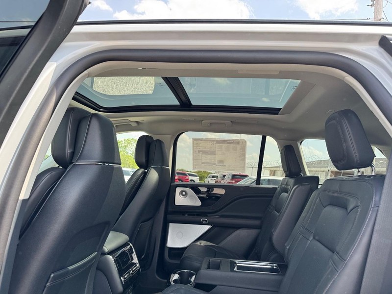 Lincoln Aviator Vehicle Full-screen Gallery Image 13