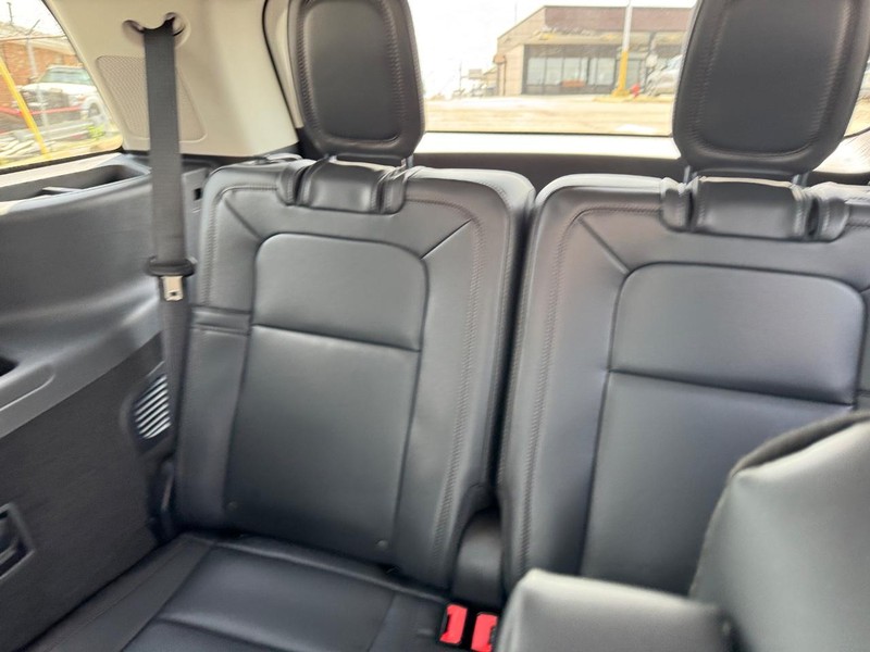 Lincoln Aviator Vehicle Full-screen Gallery Image 15