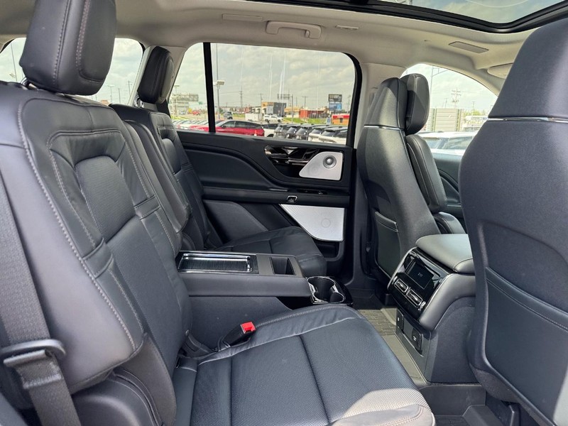 Lincoln Aviator Vehicle Full-screen Gallery Image 16