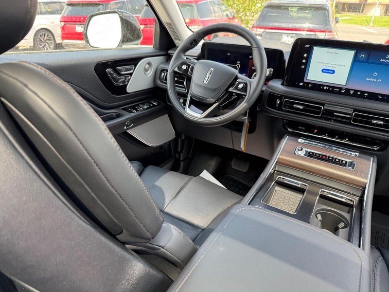 Lincoln Aviator Vehicle Full-screen Gallery Image 17