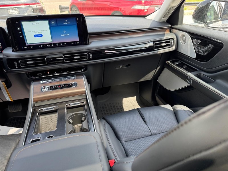 Lincoln Aviator Vehicle Full-screen Gallery Image 19
