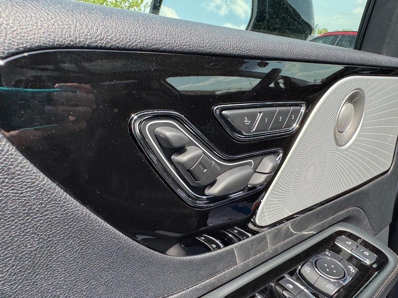 Lincoln Aviator Vehicle Full-screen Gallery Image 22