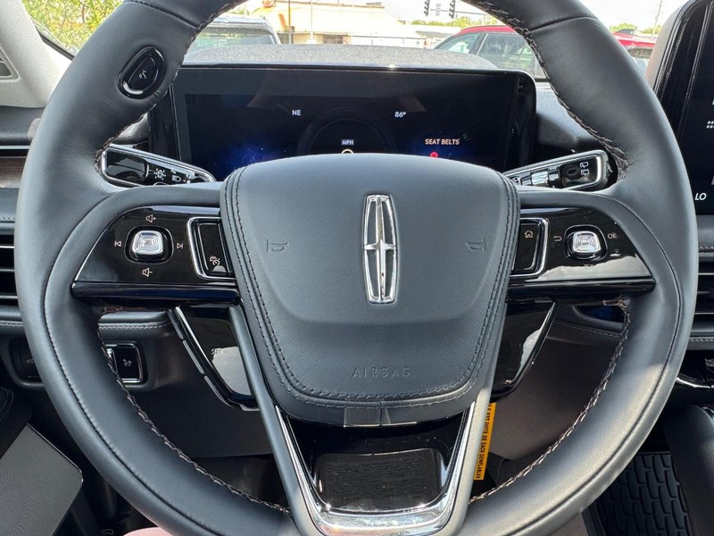 Lincoln Aviator Vehicle Full-screen Gallery Image 23