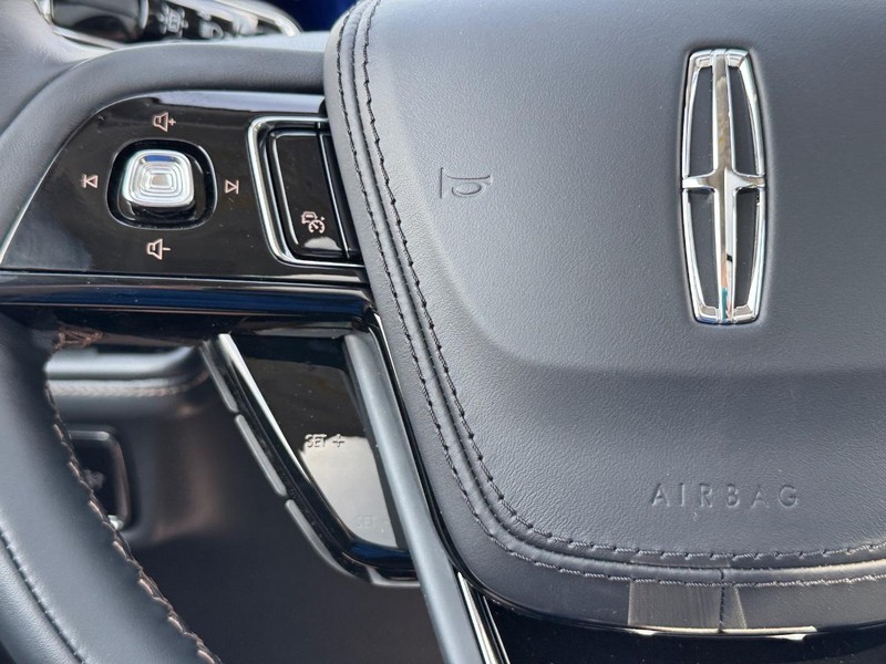 Lincoln Aviator Vehicle Full-screen Gallery Image 24