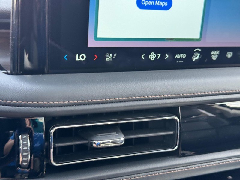 Lincoln Aviator Vehicle Full-screen Gallery Image 26