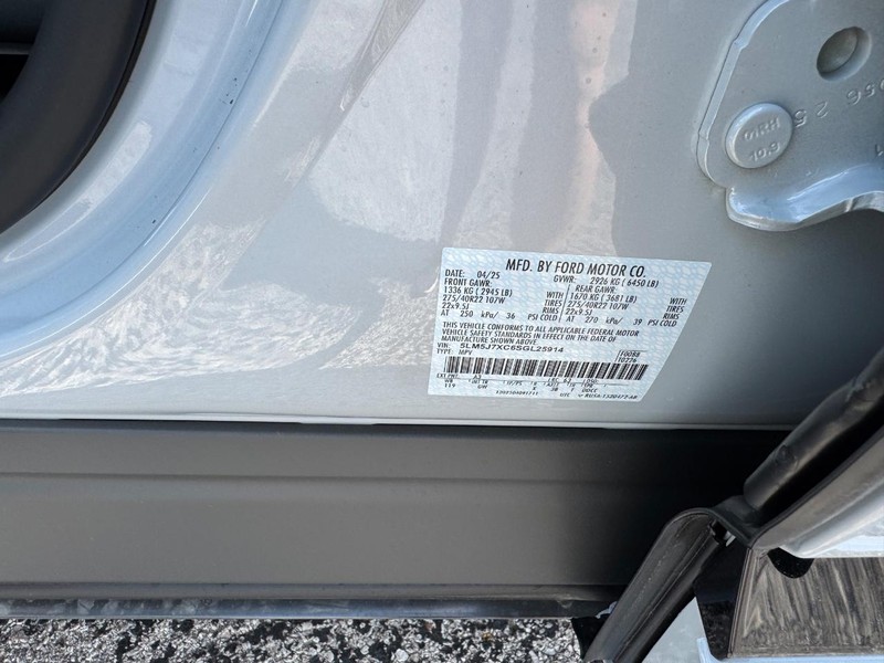 Lincoln Aviator Vehicle Full-screen Gallery Image 28