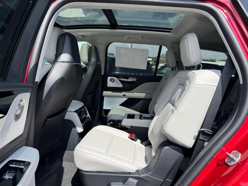 Lincoln Aviator Vehicle Full-screen Gallery Image 11
