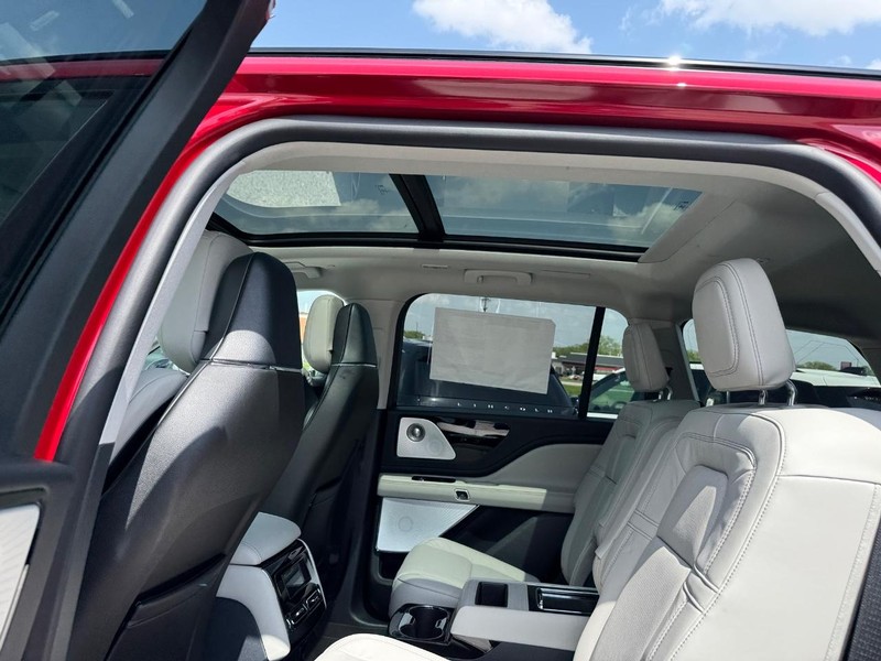 Lincoln Aviator Vehicle Full-screen Gallery Image 12