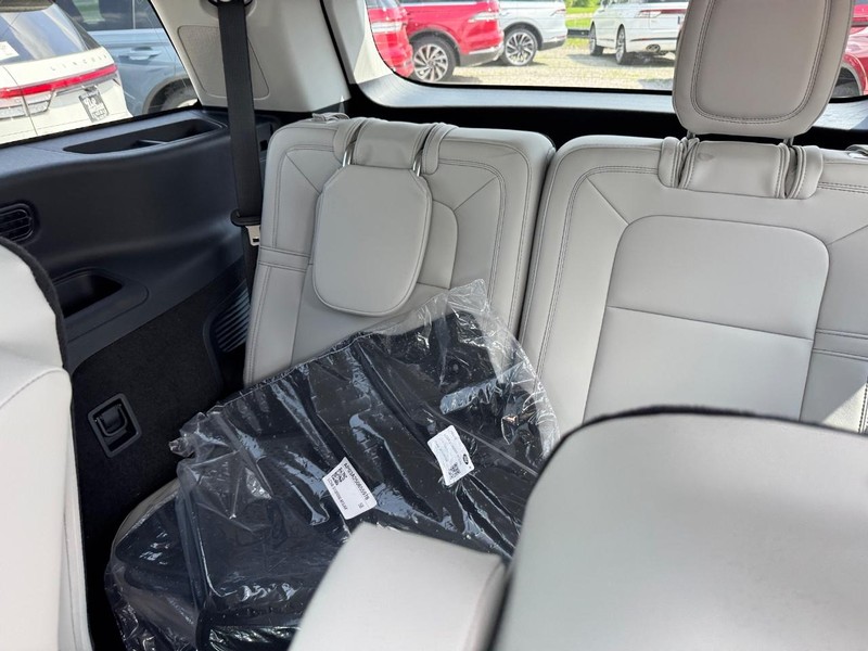 Lincoln Aviator Vehicle Full-screen Gallery Image 13