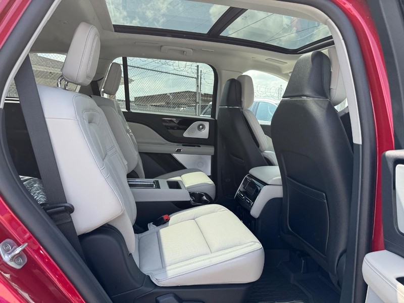 Lincoln Aviator Vehicle Full-screen Gallery Image 15