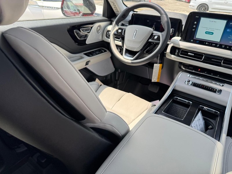 Lincoln Aviator Vehicle Full-screen Gallery Image 16