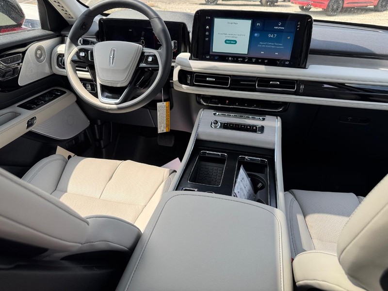 Lincoln Aviator Vehicle Full-screen Gallery Image 17