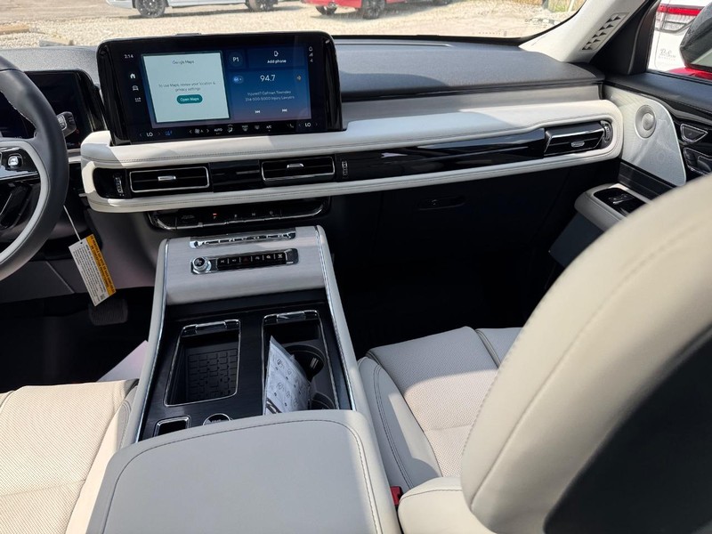 Lincoln Aviator Vehicle Full-screen Gallery Image 18