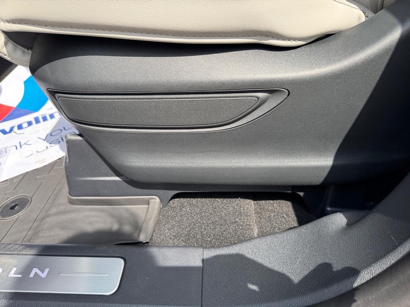 Lincoln Aviator Vehicle Full-screen Gallery Image 19