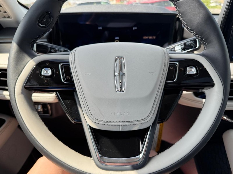 Lincoln Aviator Vehicle Full-screen Gallery Image 22