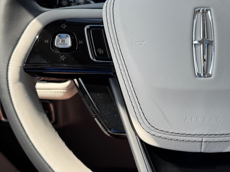 Lincoln Aviator Vehicle Full-screen Gallery Image 23