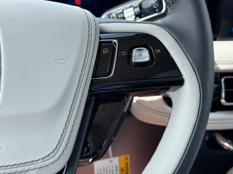 Lincoln Aviator Vehicle Full-screen Gallery Image 24