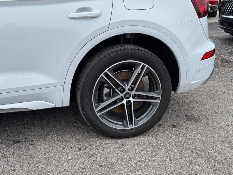 Audi Q5 Vehicle Full-screen Gallery Image 10