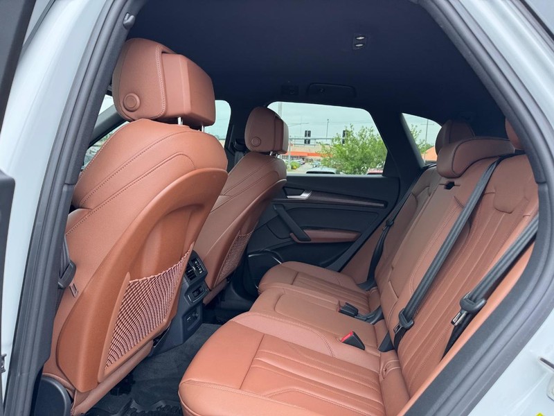 Audi Q5 Vehicle Full-screen Gallery Image 11