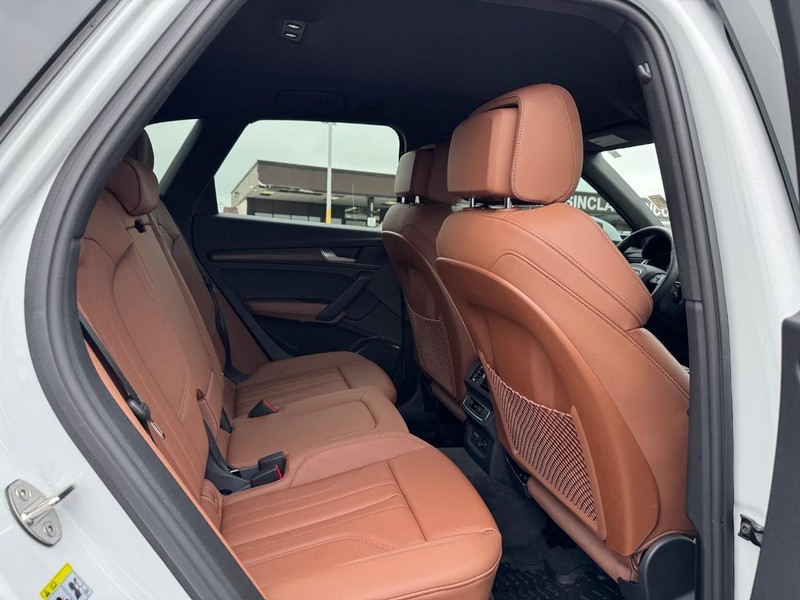 Audi Q5 Vehicle Full-screen Gallery Image 12