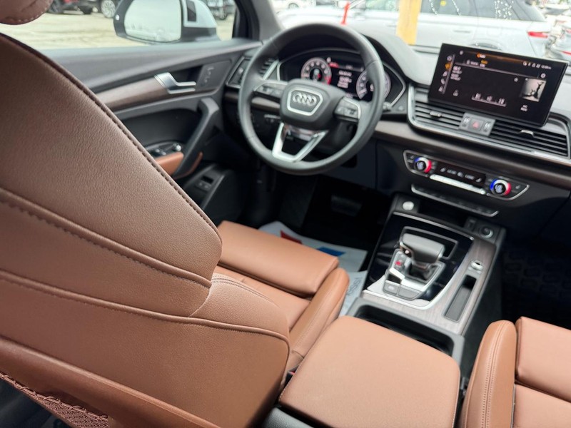 Audi Q5 Vehicle Full-screen Gallery Image 13
