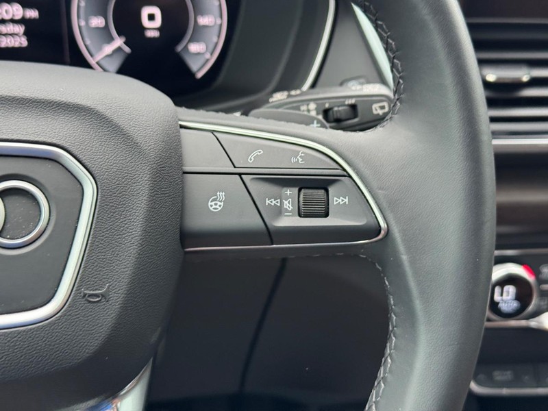 Audi Q5 Vehicle Full-screen Gallery Image 20