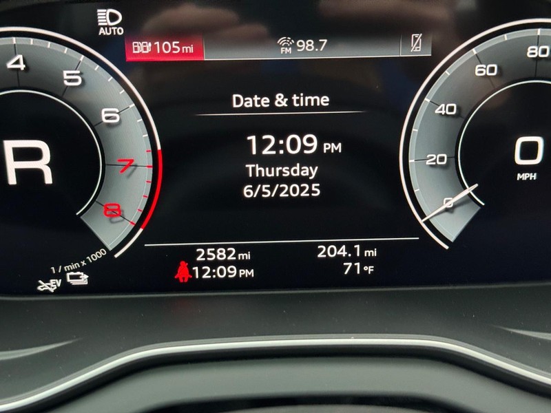 Audi Q5 Vehicle Full-screen Gallery Image 23