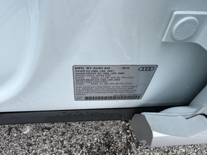 Audi Q5 Vehicle Full-screen Gallery Image 24