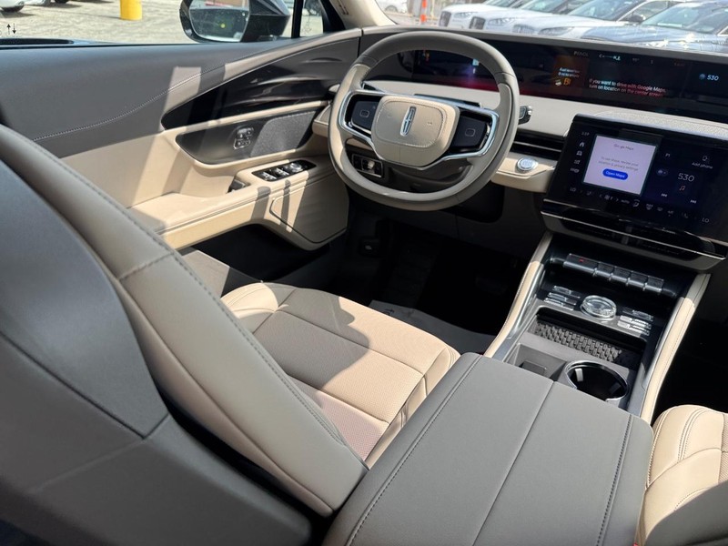 Lincoln Nautilus Vehicle Full-screen Gallery Image 13