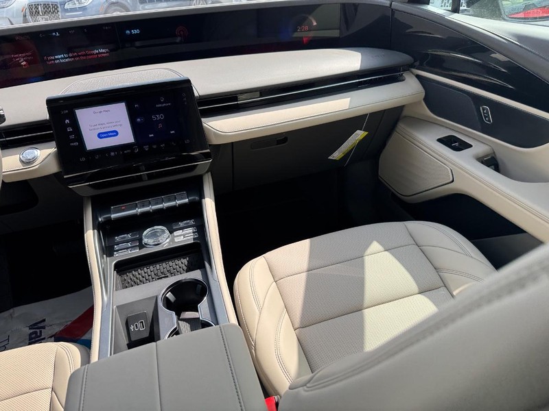Lincoln Nautilus Vehicle Full-screen Gallery Image 15
