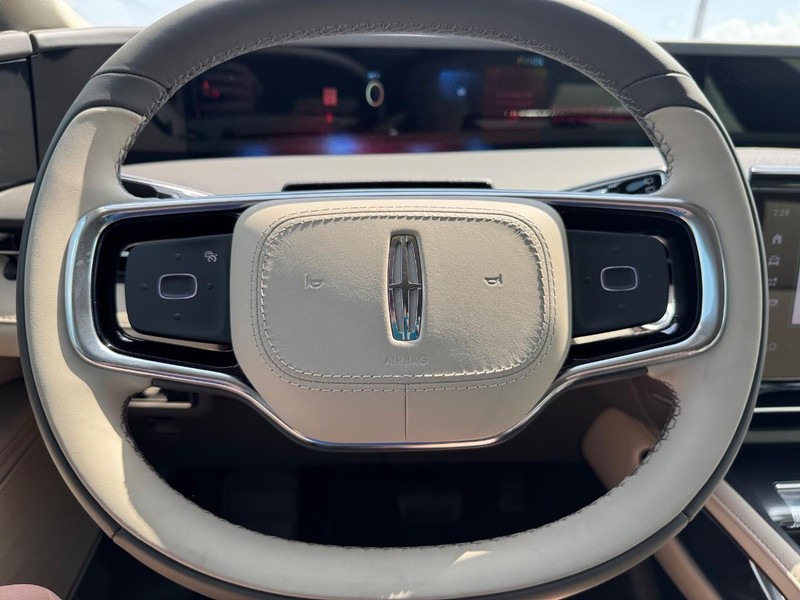 Lincoln Nautilus Vehicle Full-screen Gallery Image 19