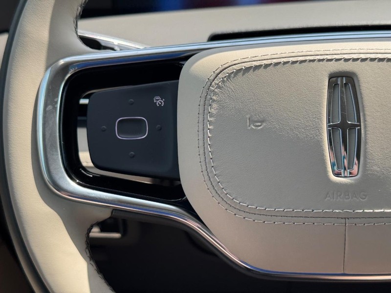 Lincoln Nautilus Vehicle Full-screen Gallery Image 20